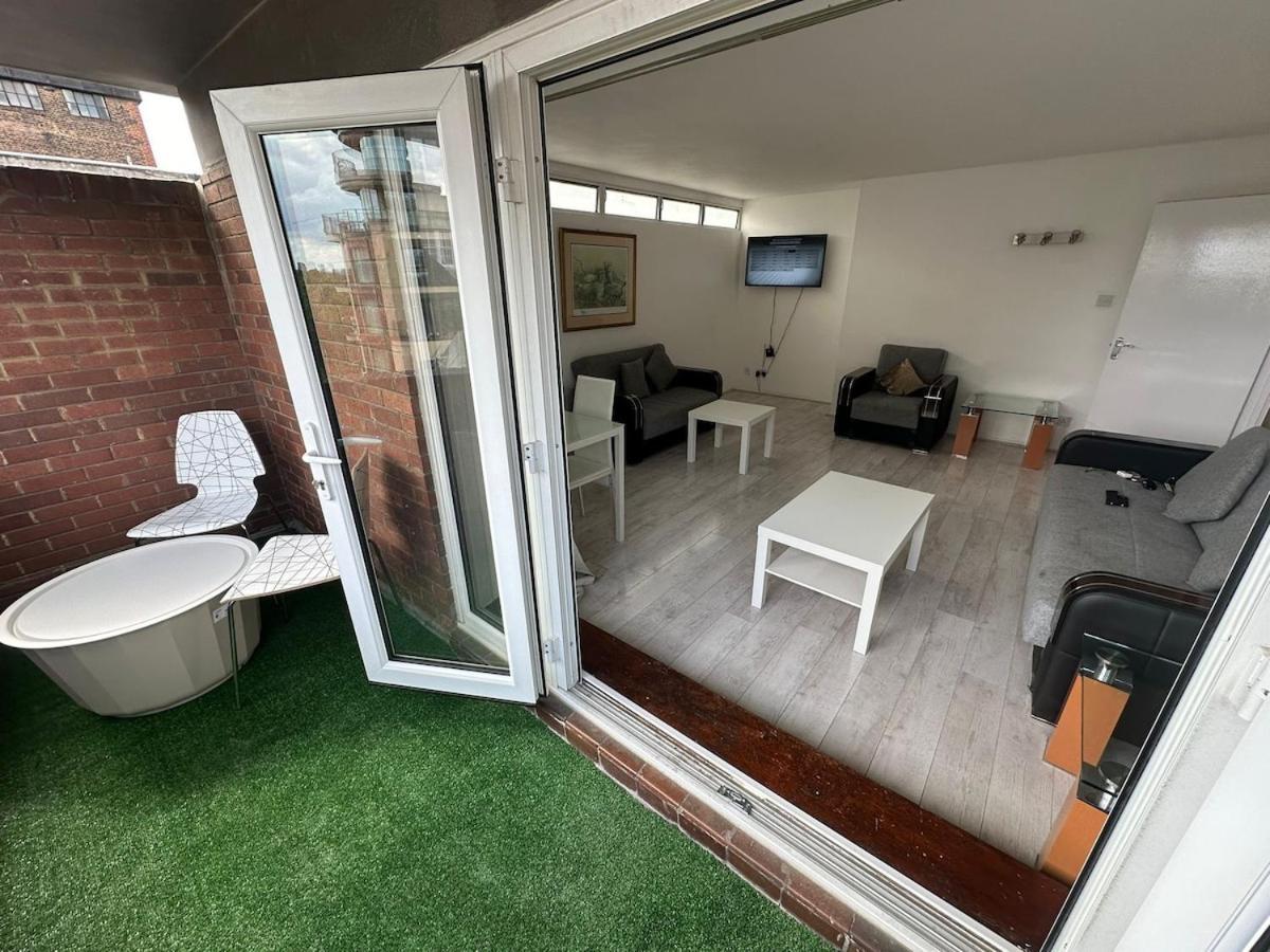 Queensway 2 Bedroom Flat * Londra