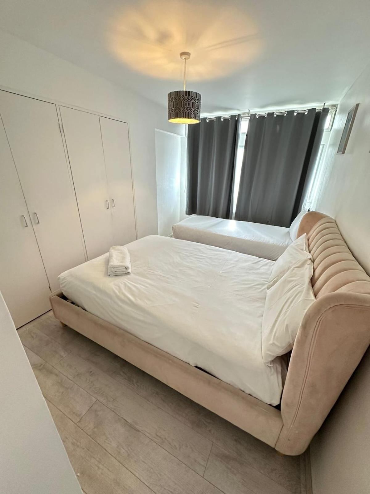 Queensway 2 Bedroom Flat * Londra