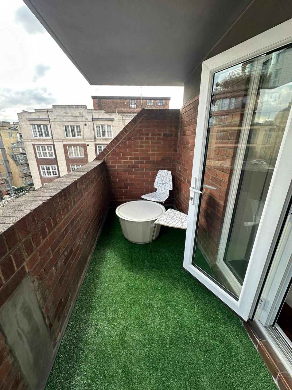 Queensway 2 Bedroom Flat * Londra